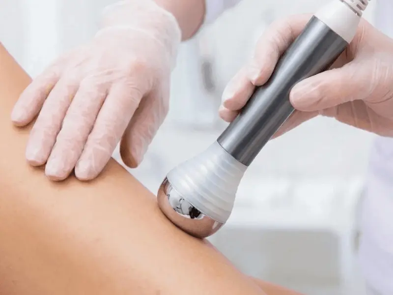 LDM Wellcomet handpiece delivering dual-frequency ultrasound therapy at Edition Clinic Bangkok